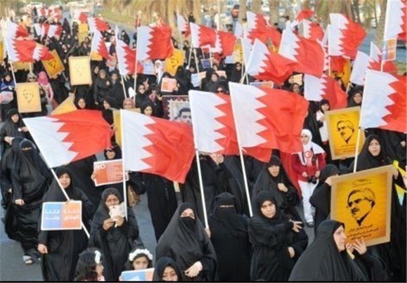 نظامیانی که به امواج خروشان مردم بحرین پیوسته‌اند