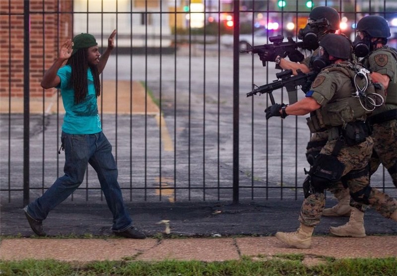 US Police Use Tear Gas on Protesters in St. Louis Suburb