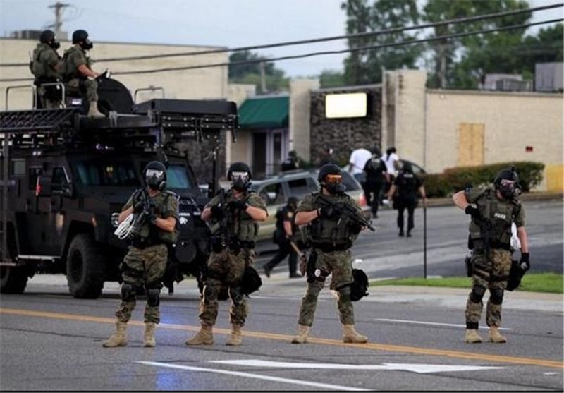 رویارویی پلیس نظامی‌شده آمریکا با معترضان فرگوسن + عکس