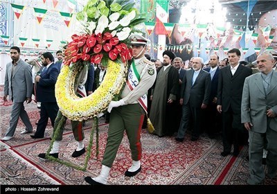 وزیر الخارجیة یزور ورؤساء البعثات السیاسیة فی الخارج مرقد مؤسس النظام الاسلامی فی ایران