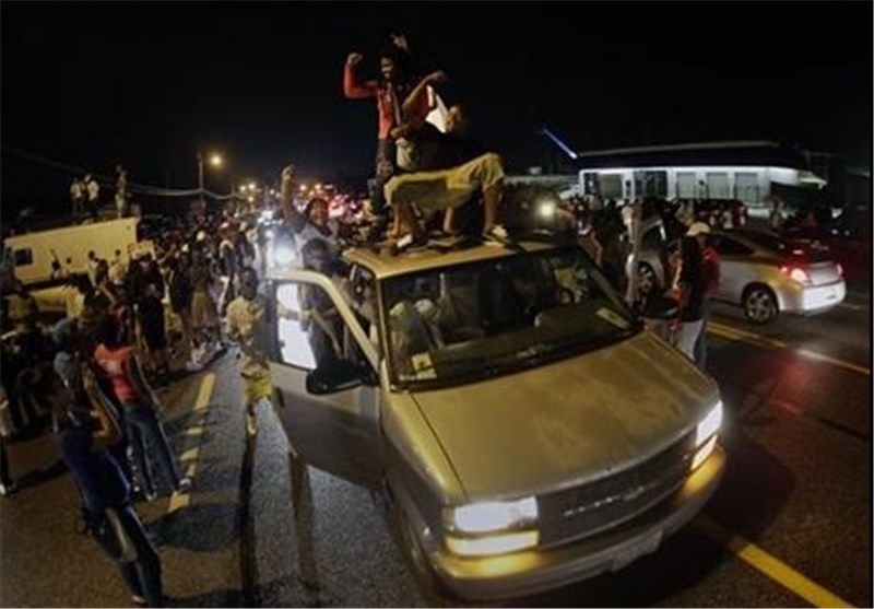 پلیس آمریکا با 200 معترض در فرگوسن درگیر شد + عکس