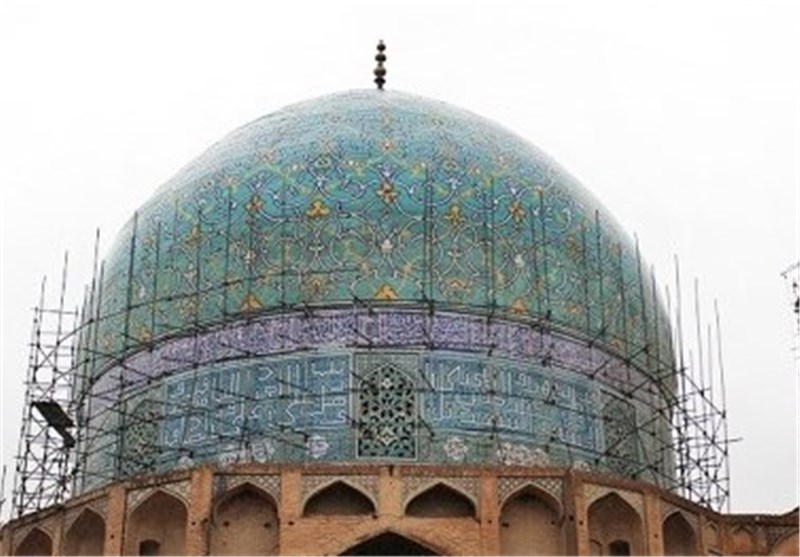 کاشی‌های گنبد مسجد امام(ره) ریزش نکرده است/ برداشت کاشی برای مرمت گنبد مسجد