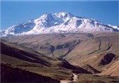 کوهنوردان ایران به قله سبلان صعود میکنند
