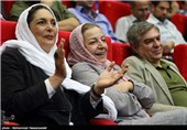 مرضیه برومند کارگردان و منیژه حکمت تهیه کننده در اولین اکران رسمی فیلم سینمایی شهر موش‌های ۲