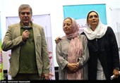 مرضیه برومند کارگردان و منیژه حکمت تهیه کننده در اولین اکران رسمی فیلم سینمایی شهر موش‌های ۲