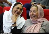 مرضیه برومند کارگردان و منیژه حکمت تهیه کننده در اولین اکران رسمی فیلم سینمایی شهر موش‌های ۲