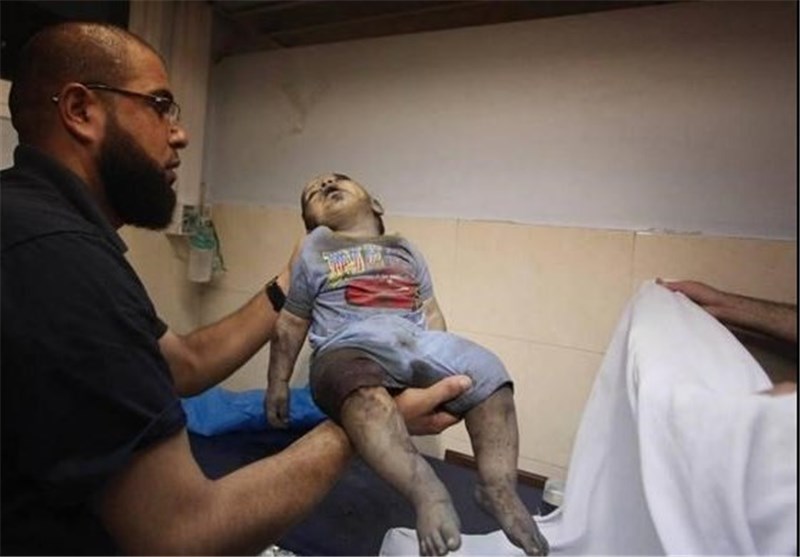 صواریخ الکیان الصهیونی تقتل طفلا بریئا فی غزة/ فیدیو/