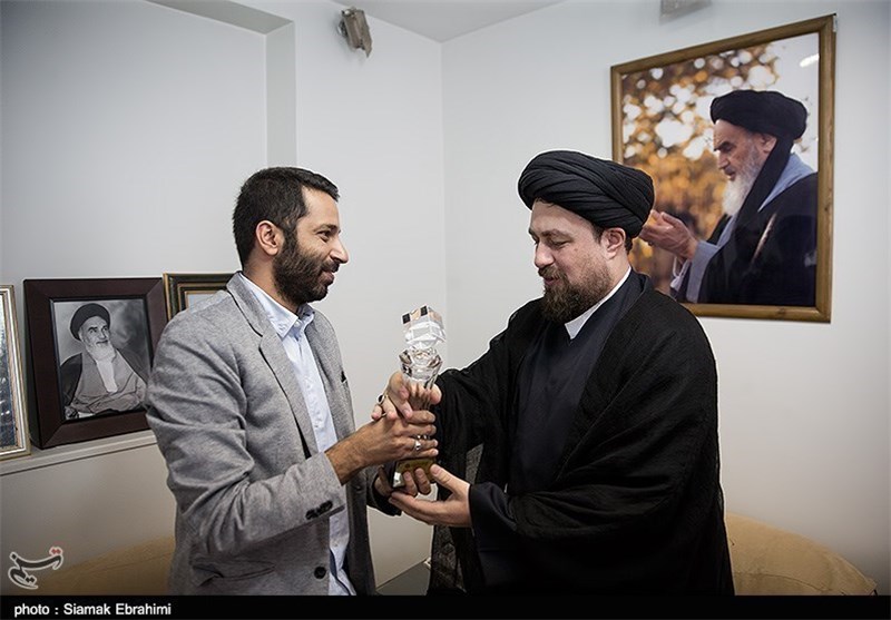 اقباشاوی جایزه «تاج محل» را به موزه امام (ره) اهدا کرد