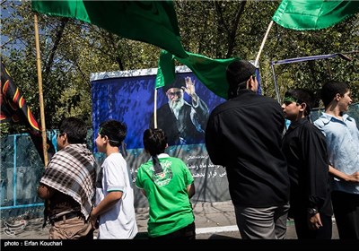 عزاداری جمعی از نمازگزاران در سالگرد شهادت امام جعفر صادق(ع) قبل از نماز جمعه تهران