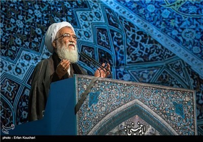 آیة الله موحدی کرمانی یقیم صلاة جمعة فی طهران