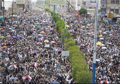آلاف الیمنیین ینصبون الخیام فی الساحة الرئیسیة بالعاصمة صنعاء