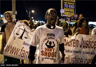استمرار الاحتجاجات فی أمریکا اثر مقتل شاب امریکی اسود بید ضابط أبیض