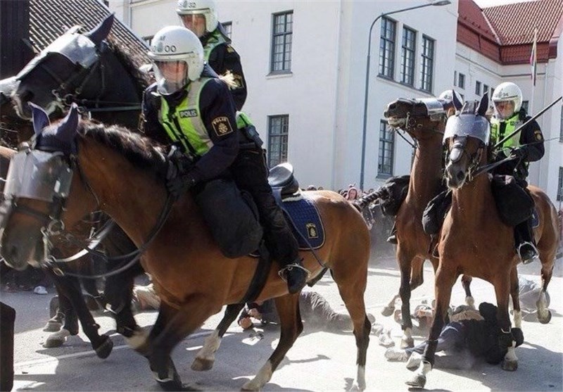 پلیس سوئد تجمع علیه فاشیسم و نژادپرستی را به شدت سرکوب کرد+عکس