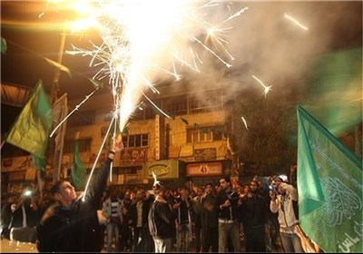 فرحة الغزیین بانتصار المقاومة وهزیمة &#171;إسرائیل&#187; واحتفالات النصر تعم شوارع القطاع والقدس والضفةالغربیة