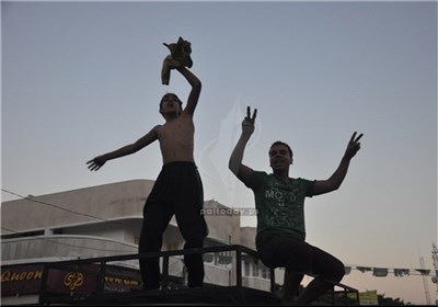 فرحة الغزیین بانتصار المقاومة وهزیمة &#171;إسرائیل&#187; واحتفالات النصر تعم شوارع القطاع والقدس والضفةالغربیة