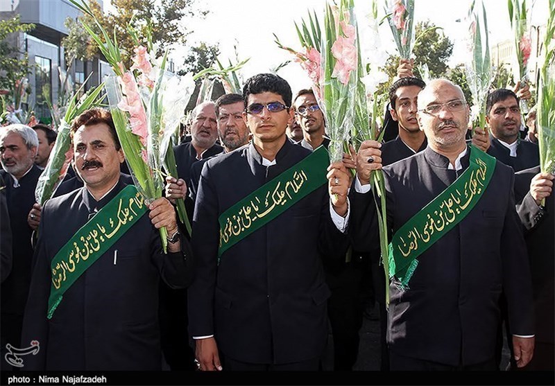 کاروان خادمان حرم رضوی وارد ایلام شدند/کربلای ایران به عشق رضا(ع) تپید