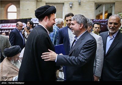حجت الاسلام سیدحسن خمینی و صالحی امیری رئیس کتابخانه ملی در مراسم ختم پدر اکبر ترکان