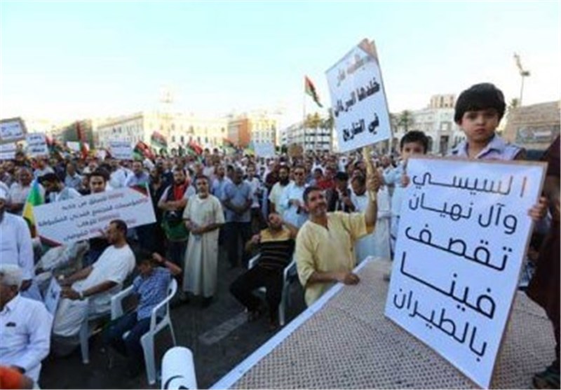 تظاهرات کنندگان لیبی پرچم امارات و مصر را به آتش کشیدند