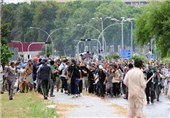 تظاهرات کنندگان ساختمان تلویزیون ملی پاکستان را تصرف کردند+عکس