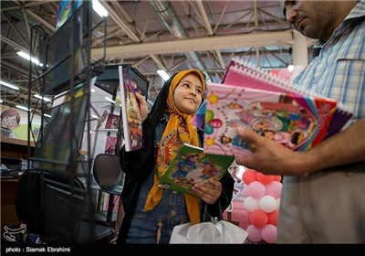 Iranian Students Preparing for New School Year