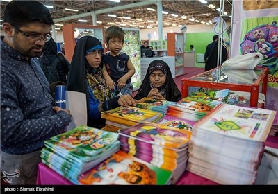 Iranian Students Preparing for New School Year