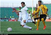 مرد سال فوتبال ایران غایب بزرگ دربی؛ باقریان به خبرنگاران شاخه گل اهدا کرد