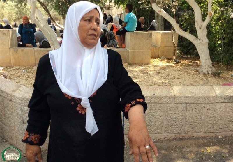 أمراة فلسطینیة تروی حادث اعتداء حاخام صهیونی اقتحم المسجد الأقصى واعتدی علیها