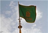 پرچم سبز رضوی بر فراز گنبد مطهر امام هشتم(ع) نصب شد/ تعویض توسط 8 نفر از سادات