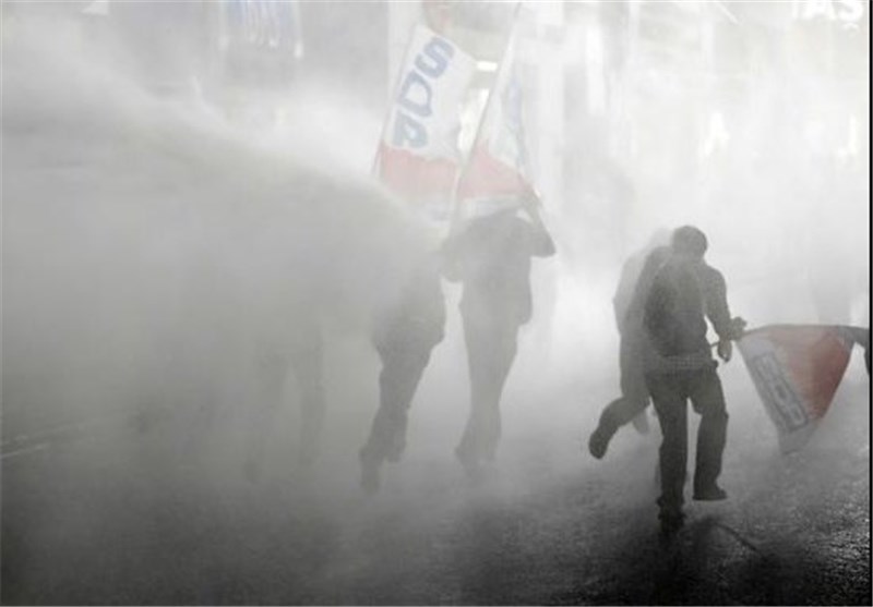 حمله ارتش ترکیه با گاز اشک آور و ماشین آبپاش به معترضان در مرز سوریه