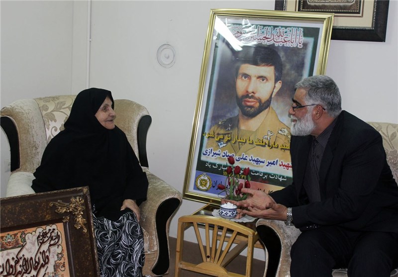 فرمانده نیروی زمینی ارتش در منزل مادر شهید صیاد شیرازی حضور یافت + تصاویر
