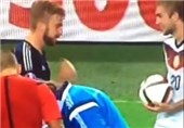 «سنگ کاغذ قیچی» بازیکن آلمان و اسکاتلند در زمین فوتبال + فیلم