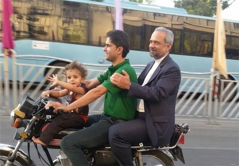 رئیس دفتر رئیس جمهور سوار بر موتور سیکلت در مشهد مقدس + عکس