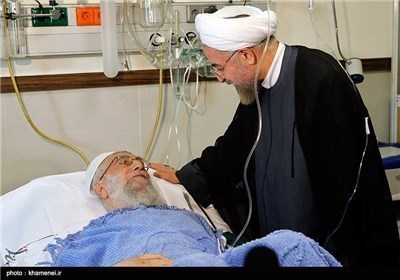 الرئیس روحانی یزور الامام الخامنئی فی احد مستشفیات طهران