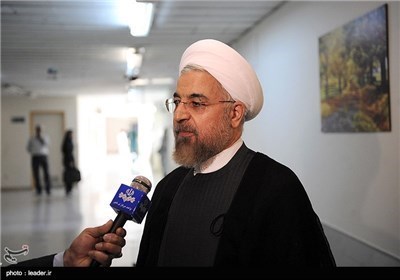 الرئیس روحانی یزور الامام الخامنئی فی احد مستشفیات طهران
