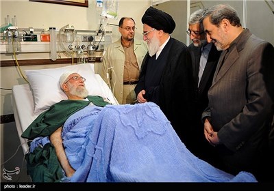 Senior Iranian Officials Visit Leader after Surgery