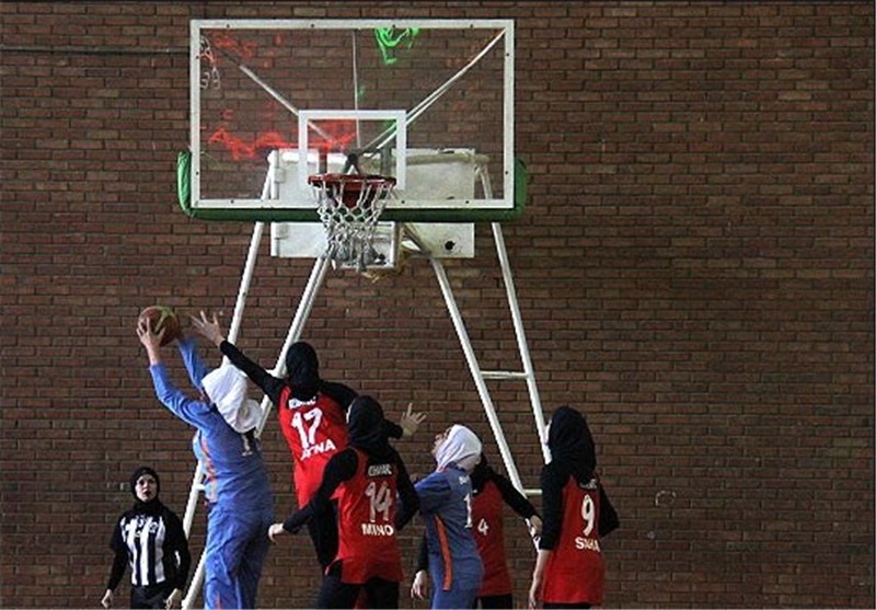 Iranian Woman Officiates in Basketball Court after 37 Years