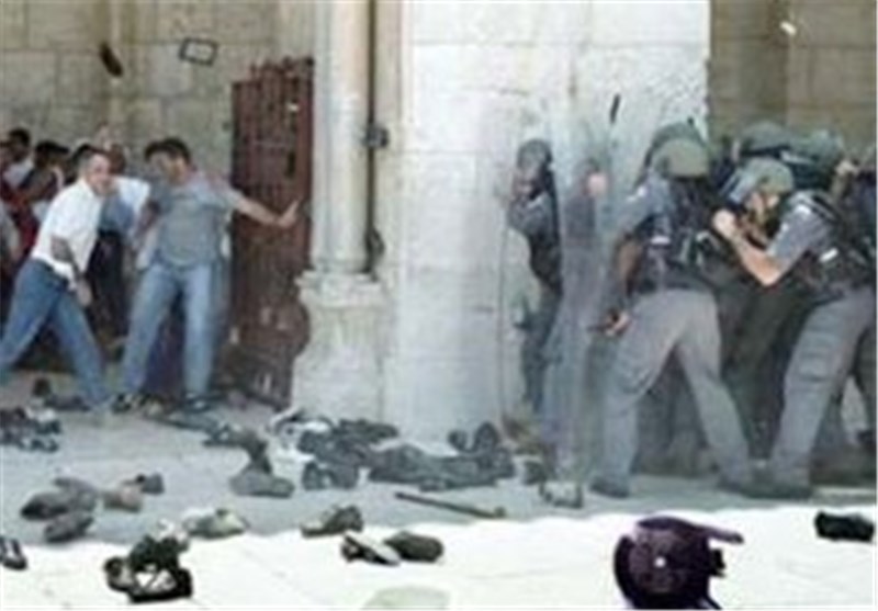 پلیس اسرائیل نمازگزاران فلسطینی در مسجد الاقصی را به محاصره در آورد