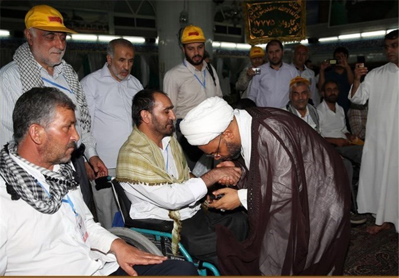 بوسه رهبر شیعیان مدینه بر دست غرور آفرینان دفاع مقدس در مدینه+ عکس
