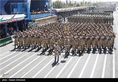 رئیس الجمهوریة یرعی مراسم العرض العسکری بمناسبة بدء اسبوع الدفاع المقدس