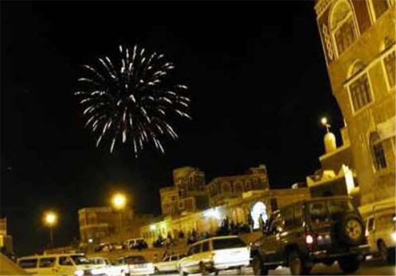 مردم یمن پیروزی خود را با نور افشانی جشن گرفتند