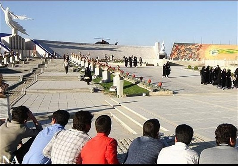 ادای احترام بسیجیان سپاه سیدالشهدا به شهدای مدفون در باغ موزه دفاع مقدس