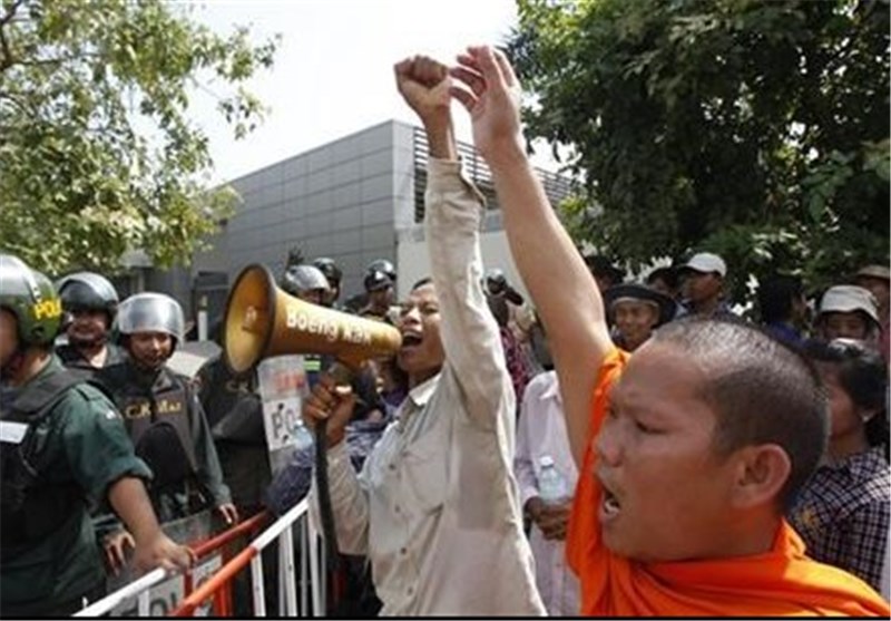 Cambodians Protest Australia Resettlement Deal