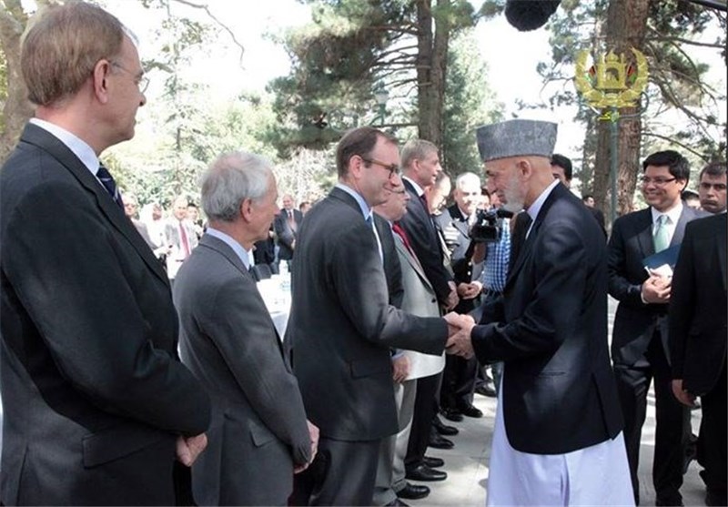 کرزی با سفرا و دیپلمات‌های خارجی مقیم کابل خداحافظی کرد + تصاویر