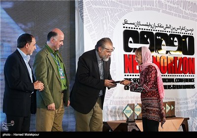 تقدیر از مدیا بنجامین مدیر گروه ضدجنگ کدپینک از آمریکا در مراسم اختتامیه دومین کنفرانس بین المللی متفکران و فیلمسازان مستقل (افق نو)