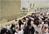 الحجاج یواصلون رمی الجمرات بأول أیام التشریق