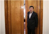 احمدی‌نژاد هدایای ریاست‌جمهوری خود را به موزه امام(ره) اهدا کرد