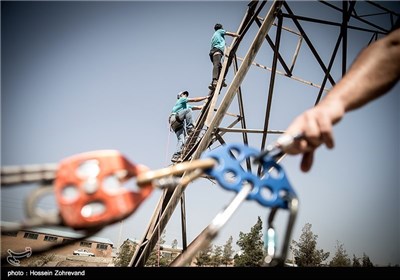 Slacklining under High Voltage Electricity