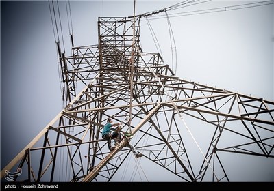 Slacklining under High Voltage Electricity