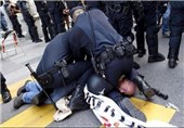 10 مجروح در حمله پلیس اسپانیا به تظاهرات‌کنندگان ضدنظام پادشاهی+عکس