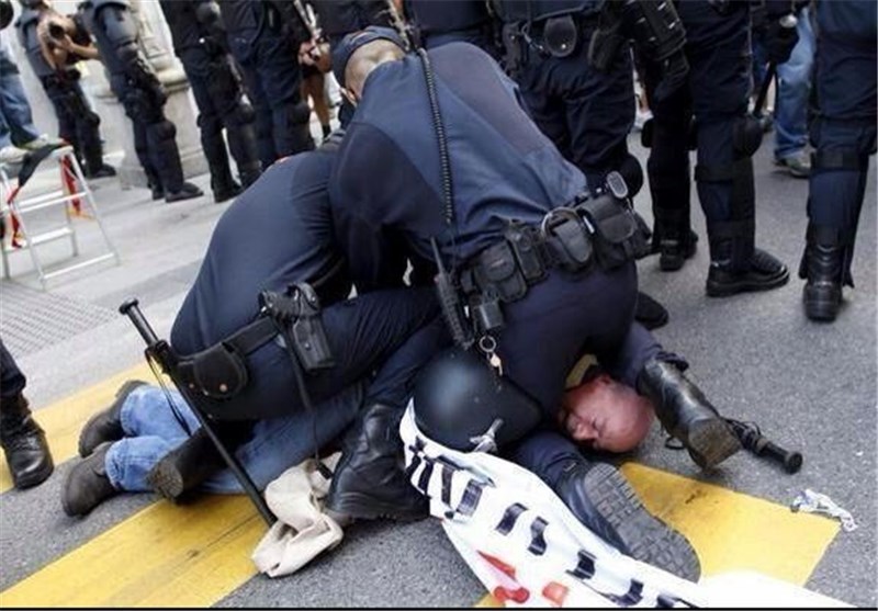10 مجروح در حمله پلیس اسپانیا به تظاهرات‌کنندگان ضدنظام پادشاهی+عکس